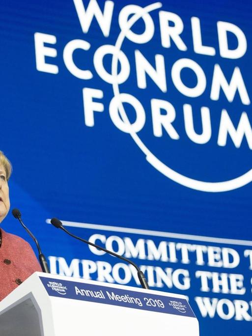 Die deutsche Bundeskanzlerin Angela Merkel spricht beim Weltwirtschaftsforum in Davos am 23. Januar 2019