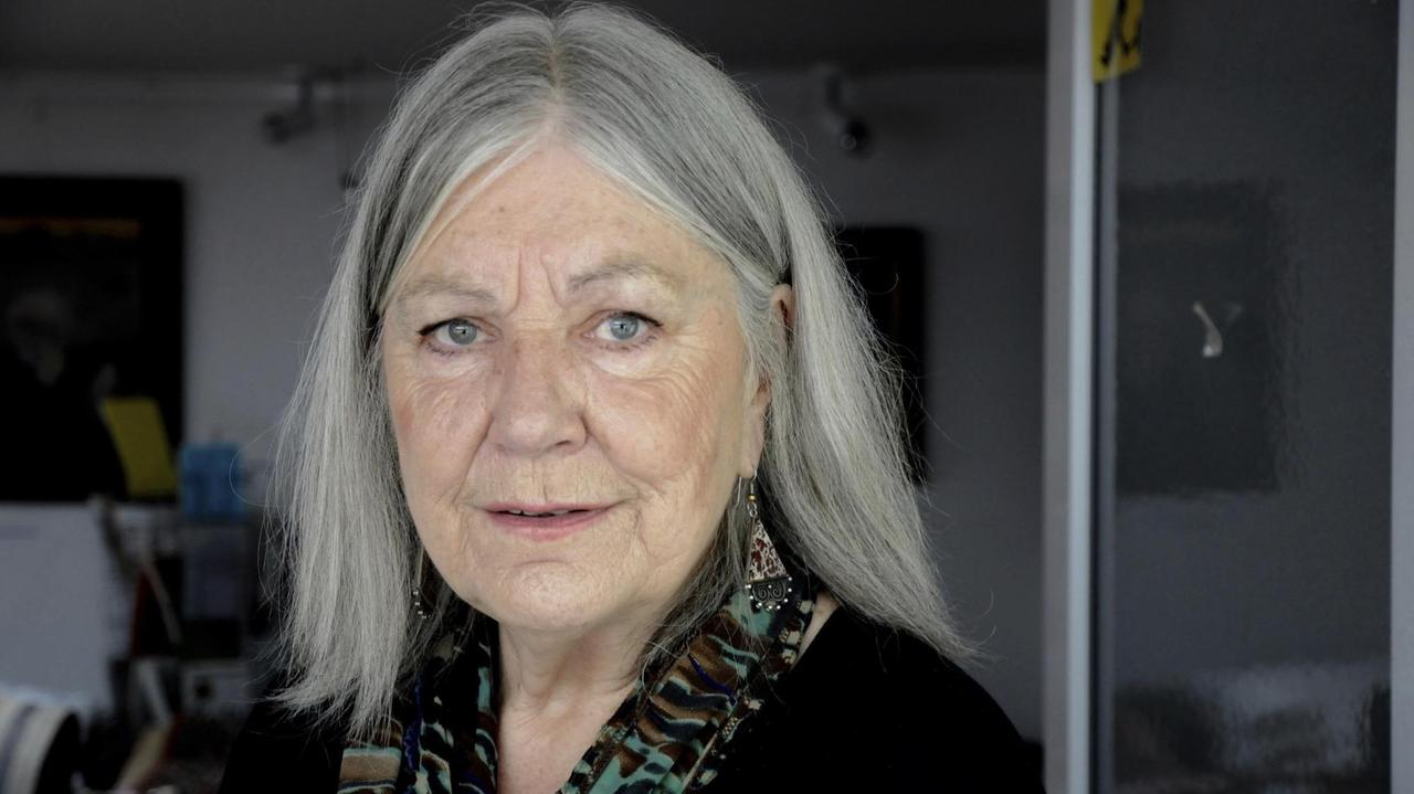 Helga Schubert, eine Frau mit schulterlangen grauen Haaren, blickt in die Kamera.
