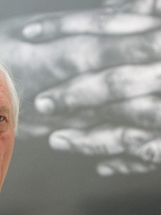 Der Filmemacher und Künstler Peter Greenaway besucht seine eigene Ausstellung im Jüdischen Museum in Berlin.