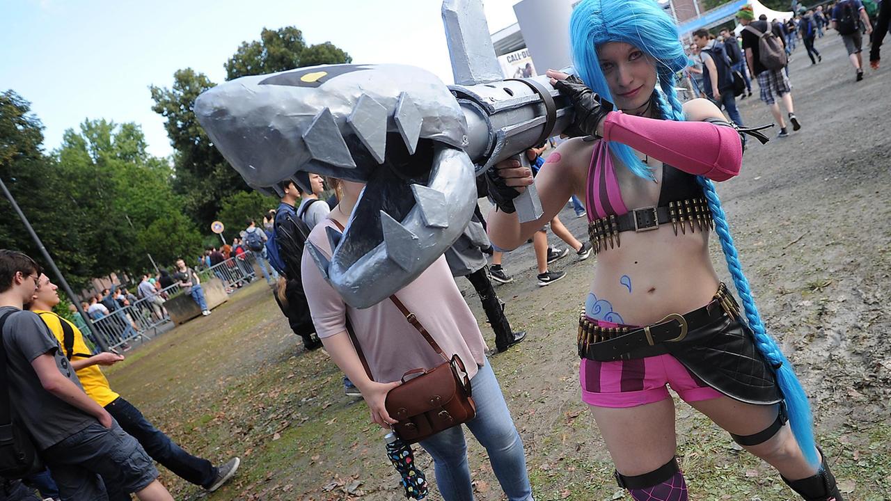 Eine Besucherin hat sich am 14.08.2014 in Köln (Nordrhein-Westfalen) am ersten Publikumstag der Computerspielemesse Gamescom als eine Spielfigur verkleidet. Die Messe dauert noch bis zum 17.08.2014.