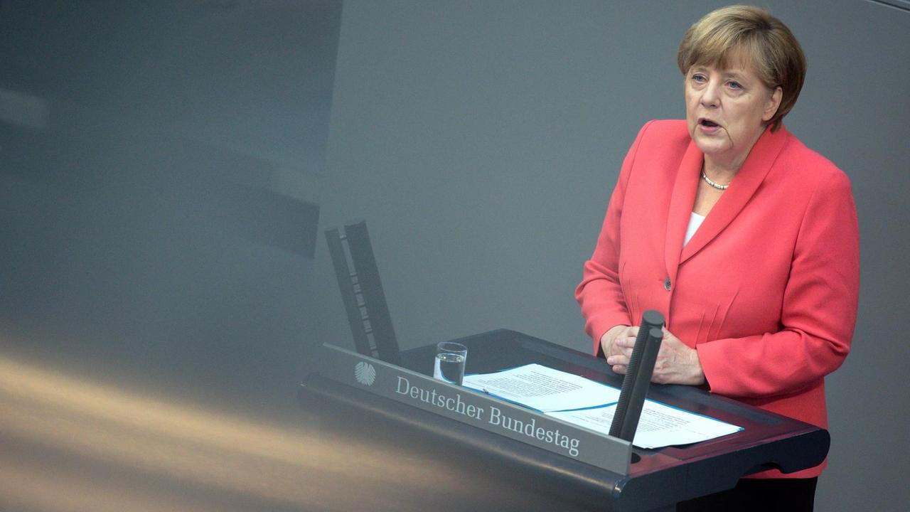 Bundeskanzlerin Angela Merkel (CDU) spricht am 17.07.2015 bei der Sondersitzung des Deutschen Bundestags zu Griechenland-Hilfspaketen in Berlin.