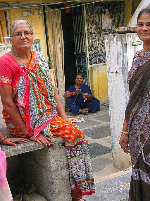 Drei indische Frauen in den Straßen von Guntur, einer Kleinstadt im Bundesstaat Andhra Pradesh.
