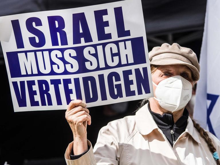 Pro-Israel-Demonstration in München: "Israel muss sich verteidigen" steht auf einem Plakat.