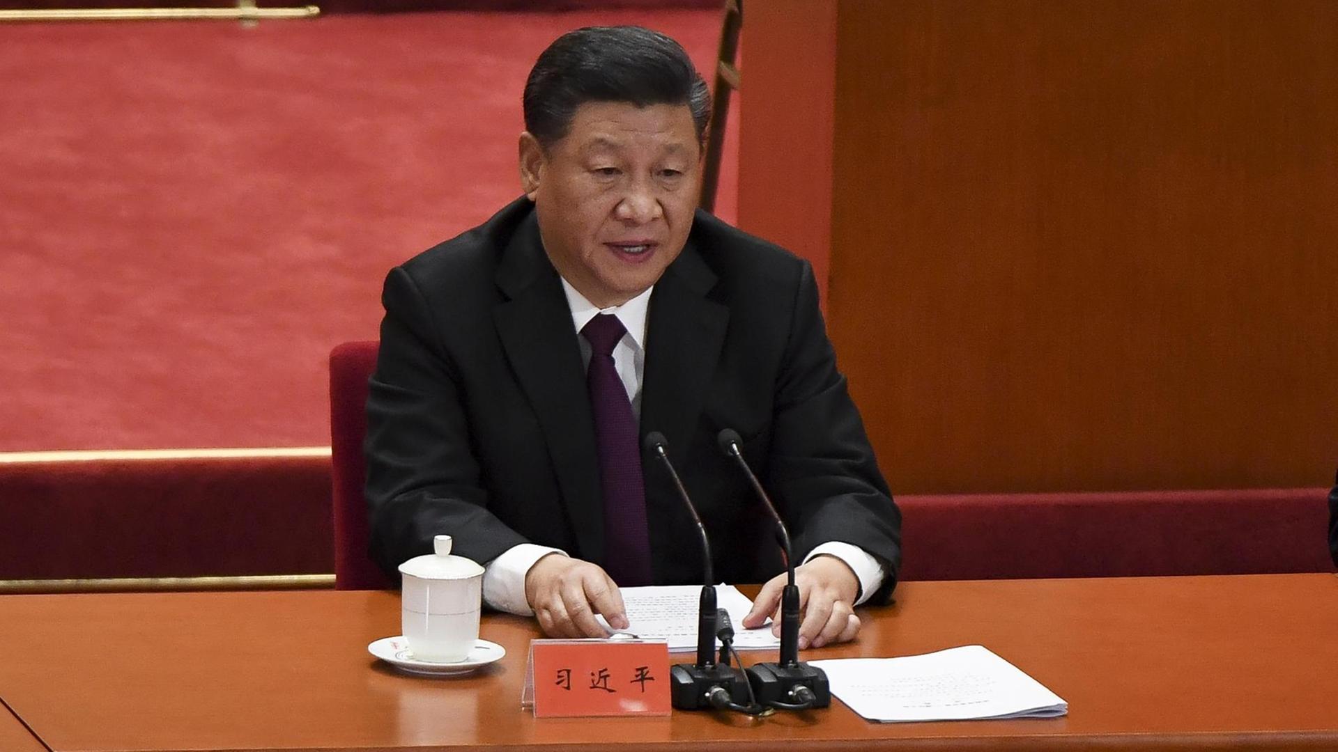 Chinas Staatschef Xi hält eine Rede.