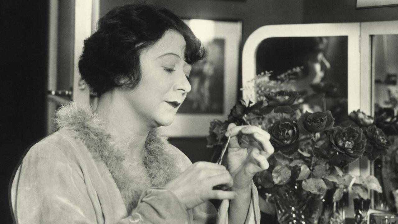 Die Schauspielerin, Kabarettistin, Soubrette und "Die wilde Bühne"-Direktorin, Trude Hesterberg schminkt sich um 1927 in Berlin