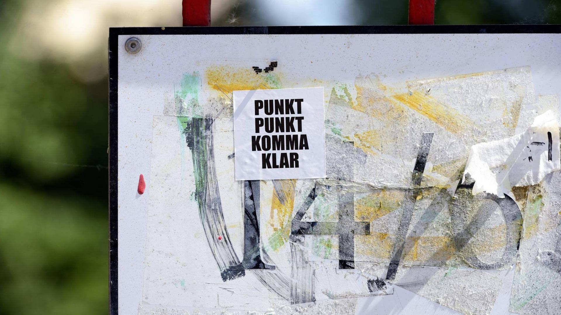 Ein Schild mit Text: Straßenphilosophie in Hamburg.