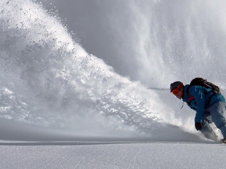 Ein Snowboardfahrer in einem Skigebiet.