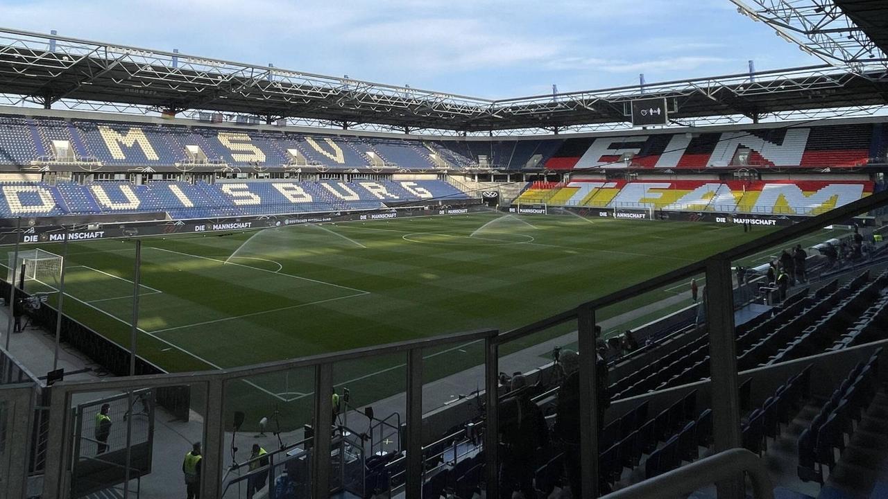 Blick von einer Ecke der Tribüne über das leere Stadion.