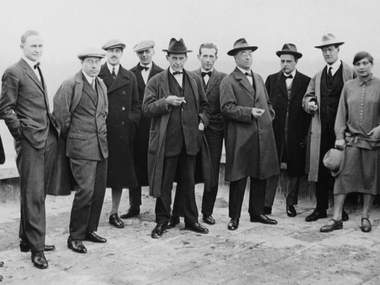Gruppenaufnahme der Bauhausmeister in Dessau (1926): v. l. n. r: Josef Albers, Hinnerk Scheper, Georg Muche, László Moholy-Nagy, Herbert Bayer, Joost Schmidt, Walter Gropius, Marcel Breuer, Wassily Kandinsky, Paul Klee, Lyonel Feininger, Gunta Stölzl und Oskar Schlemmer.