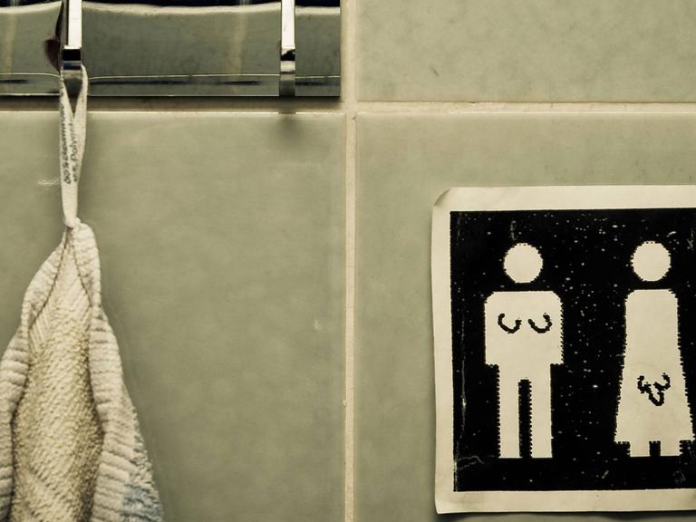 Unisex Handtuch. Handgemaltes Schild: Für Männer und Frauen.