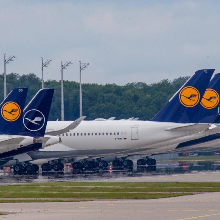 Flugzeuge der Lufthansa stehen am Flughafen in München am Boden. Bei der Airline sind nach der Coronakrise 22.000 Arbeitsplätze bedroht.