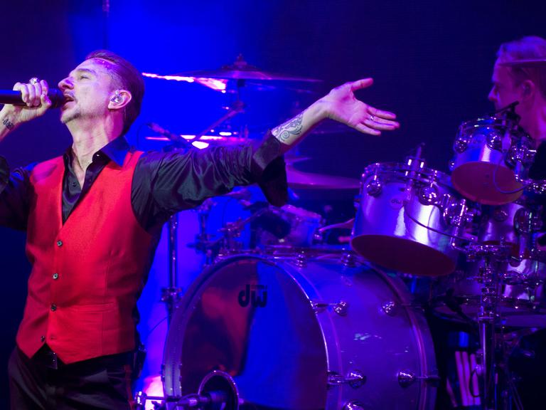 Die britische Band Depeche Mode um Sänger Dave Gahan (l) tritt am 17.03.2017 im Funkhaus Nalepastraße in Berlin im Rahmen der "Telekom Street Gigs" auf. Anlass war die taggleiche Veröffentlichung ihres neuen Albums "Spirit".
