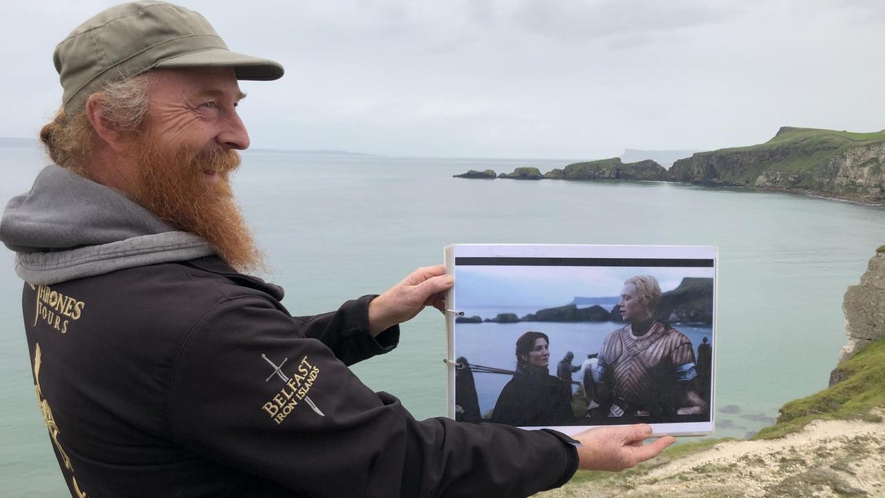 Der langjährige Game of Thrones-Statist Richard Hodgen hält ein Bild mit einer Szene aus der TV-Serie Game of Thrones hoch an einem der Drehorte