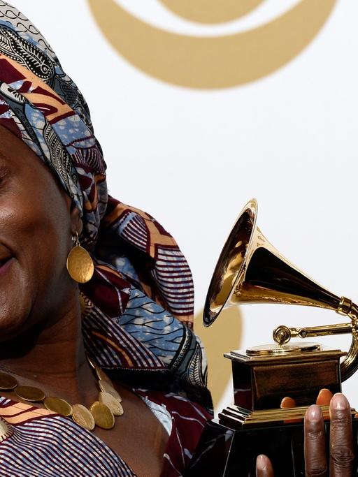 Die im westafrikanischen Benin geborene und in New York lebende Musikerin Angelique Kidjo wurde für Album "Eve" 2015 mit dem Grammy für das Beste Weltmusik Album ausgezeichnet.