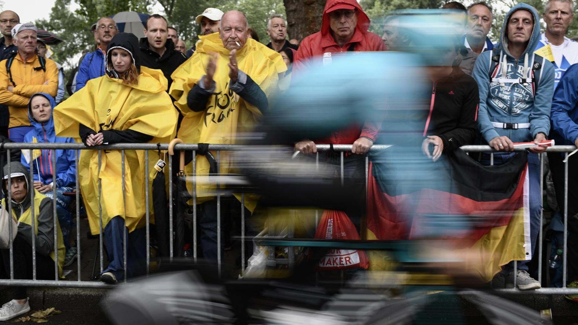Fans am 1. Juli 2017 an der Absperrung des 14 km langen Rundkurses zum Auftakt der 104. Tour de France in Düsseldorf.