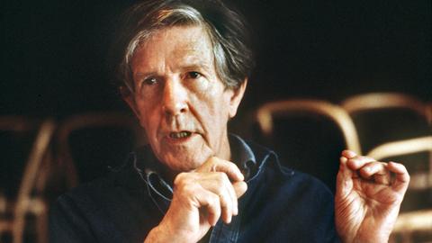 Der amerikanische Komponist und Schriftsteller John Cage spricht bei einem Vortrag