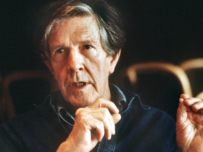 Der amerikanische Komponist und Schriftsteller John Cage am 29. April 1982 im Frankfurter Theater am Turm