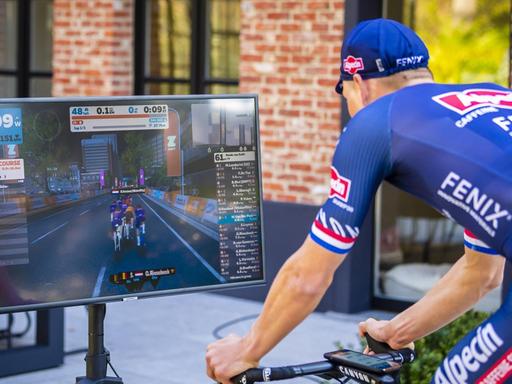 Der niederländische Radrennfahrer Mathieu Van Der Poel fährt mittels der Plattform Zwift auf dem Hometrainer und nimmt damit an einem virtuellen Rennen teil.