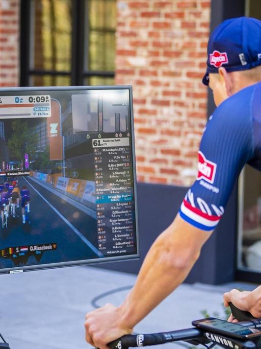 Der niederländische Radrennfahrer Mathieu Van Der Poel fährt mittels der Plattform Zwift auf dem Hometrainer und nimmt damit an einem virtuellen Rennen teil.