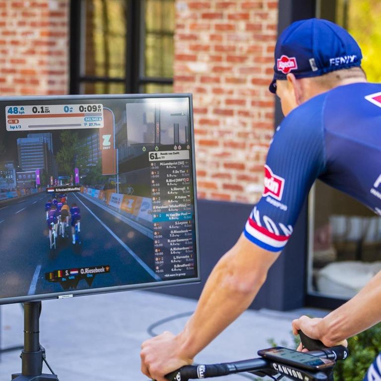 Der niederländische Radrennfahrer Mathieu Van Der Poel fährt mittels der Plattform Zwift auf dem Hometrainer und nimmt damit an einem virtuellen Rennen teil. 