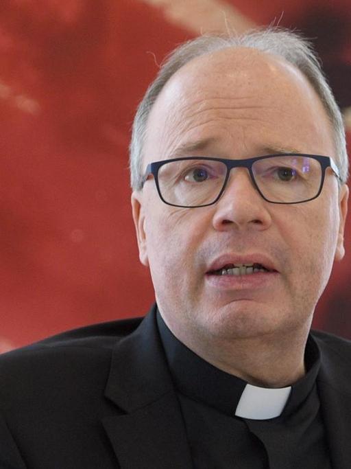 Der Trierer Bischof Ackermann informiert in einem Pressegespräch über die Zukunft der geplanten Pfarreireform.