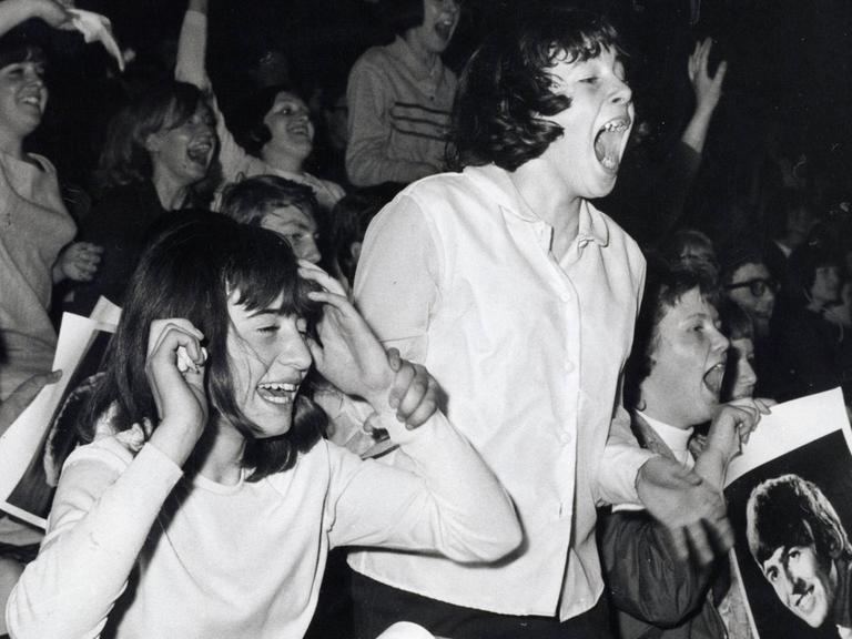 Schreiende, weibliche Beatles-Fans im April 1964 in London.