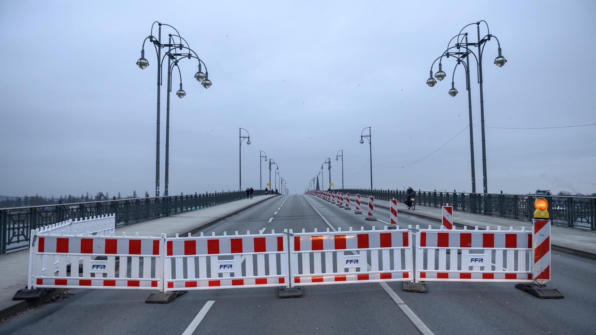 Leitbalken stehen auf der Theodor-Heuss-Brücke zwischen Mainz und Wiesbaden. Die zentrale Rheinüberquerung war Anfang Januar 2020 wegen Sanierungsarbeiten vier Wochen gesperrt.