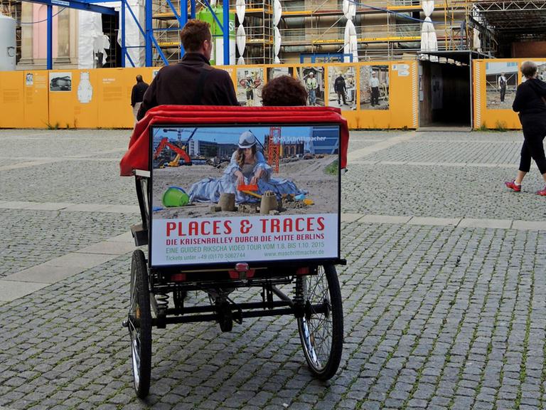 Rikscha von MS Schrittmacher vor der Staatsoper-Baustelle in Berlin