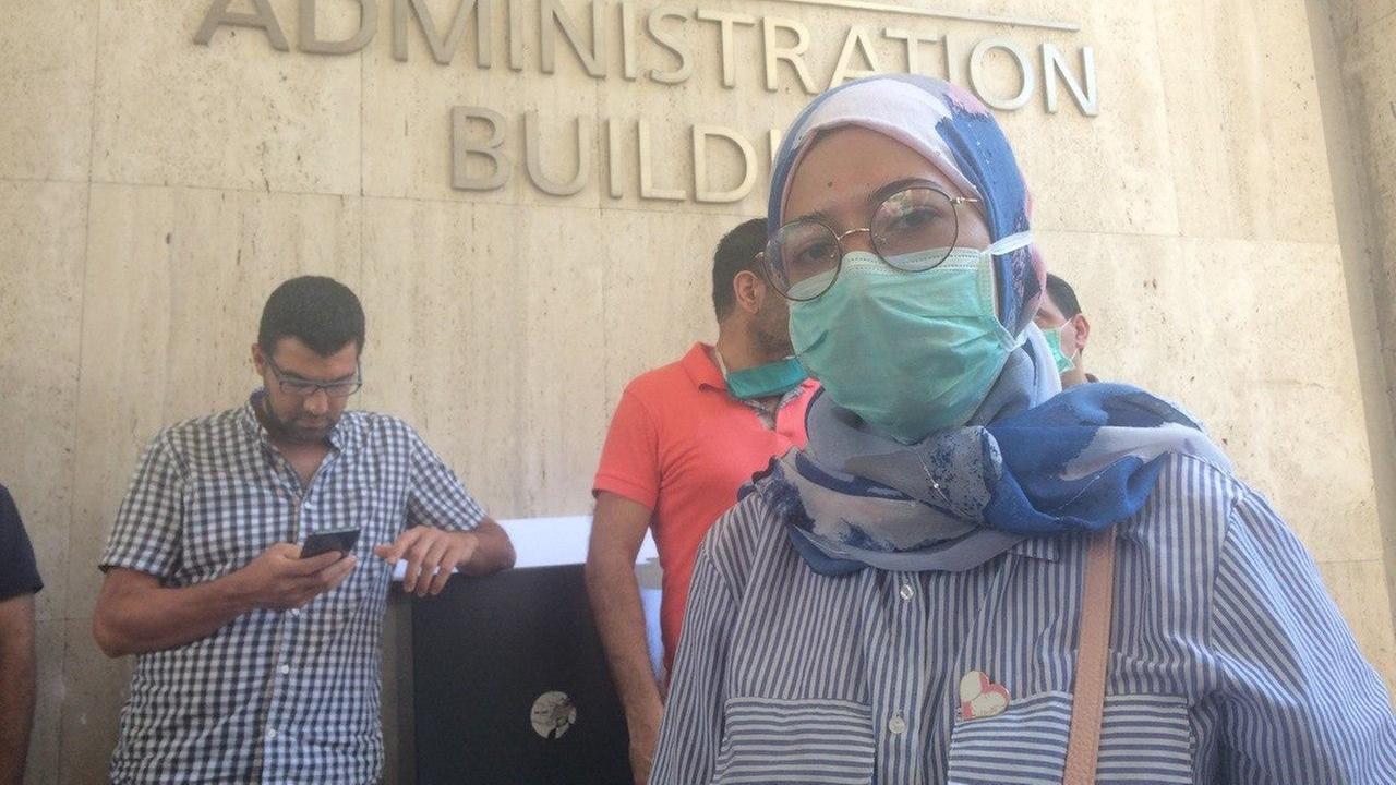 Amani Hashem protestiert gegen ihre Entlassung, sie hat fünf Jahre als Krankenpflegerin gearbeitet.