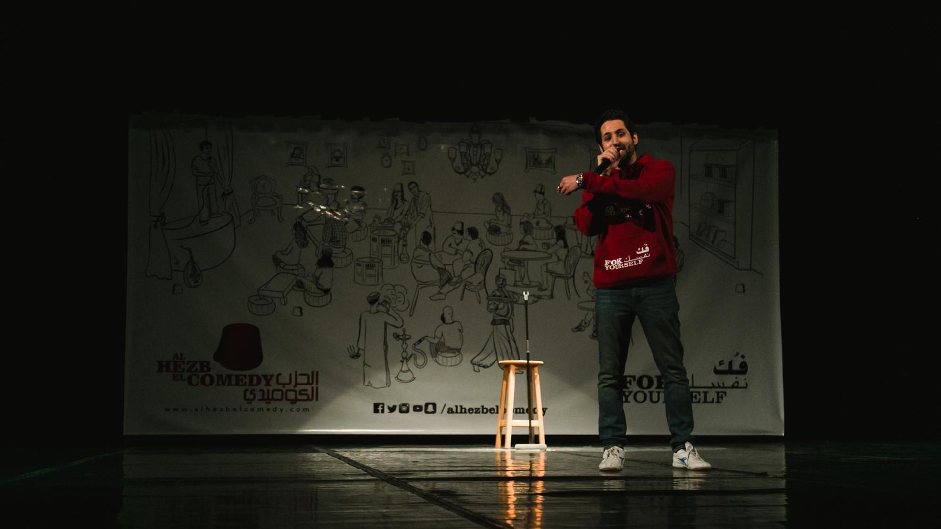 Ein Mitglied von Al Hezb El Comedy steht auf der Bühne.