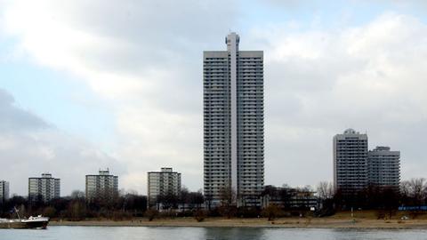 Das mit 155 Metern höchste Wohnhochhaus Europas, das Colonia-Haus am Rheinufer in Köln-Riehl, aufgenommen am 6.1.2008. Es wurde 1972 fertiggestellt.