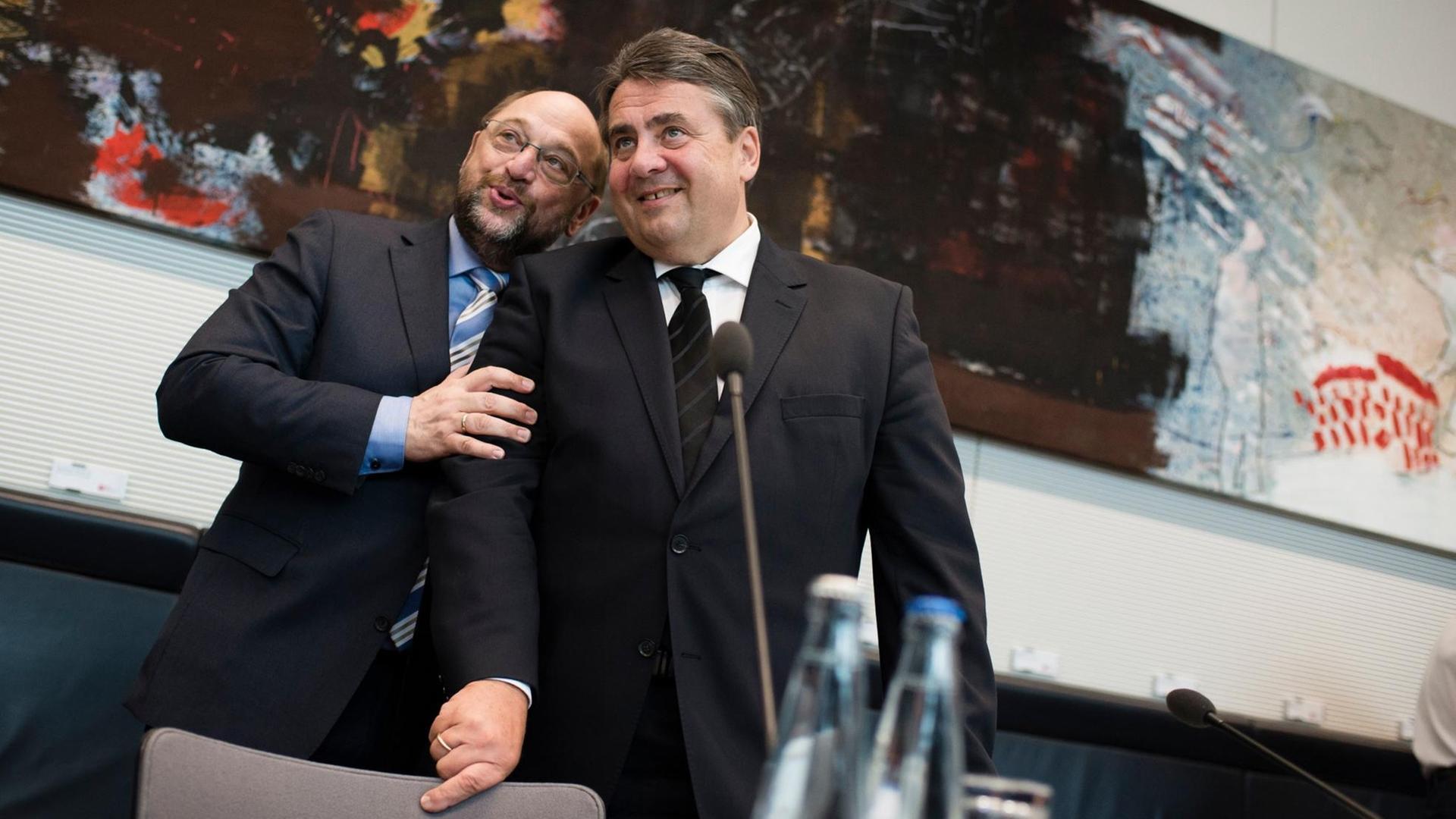 Der Präsident des Europäischen Parlaments, Martin Schulz, und Bundeswirtschaftsminister Sigmar Gabriel. Sie lächeln, Schulz legt seine Hand auf Gabriels Arm.