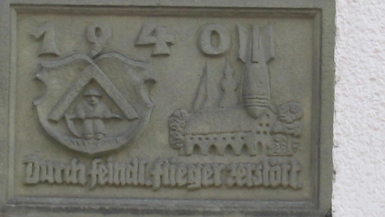 Die 1940 angebrachte Gedenktafel erinnert an die Zerstörung von Haus Kuhfuß in Soest.