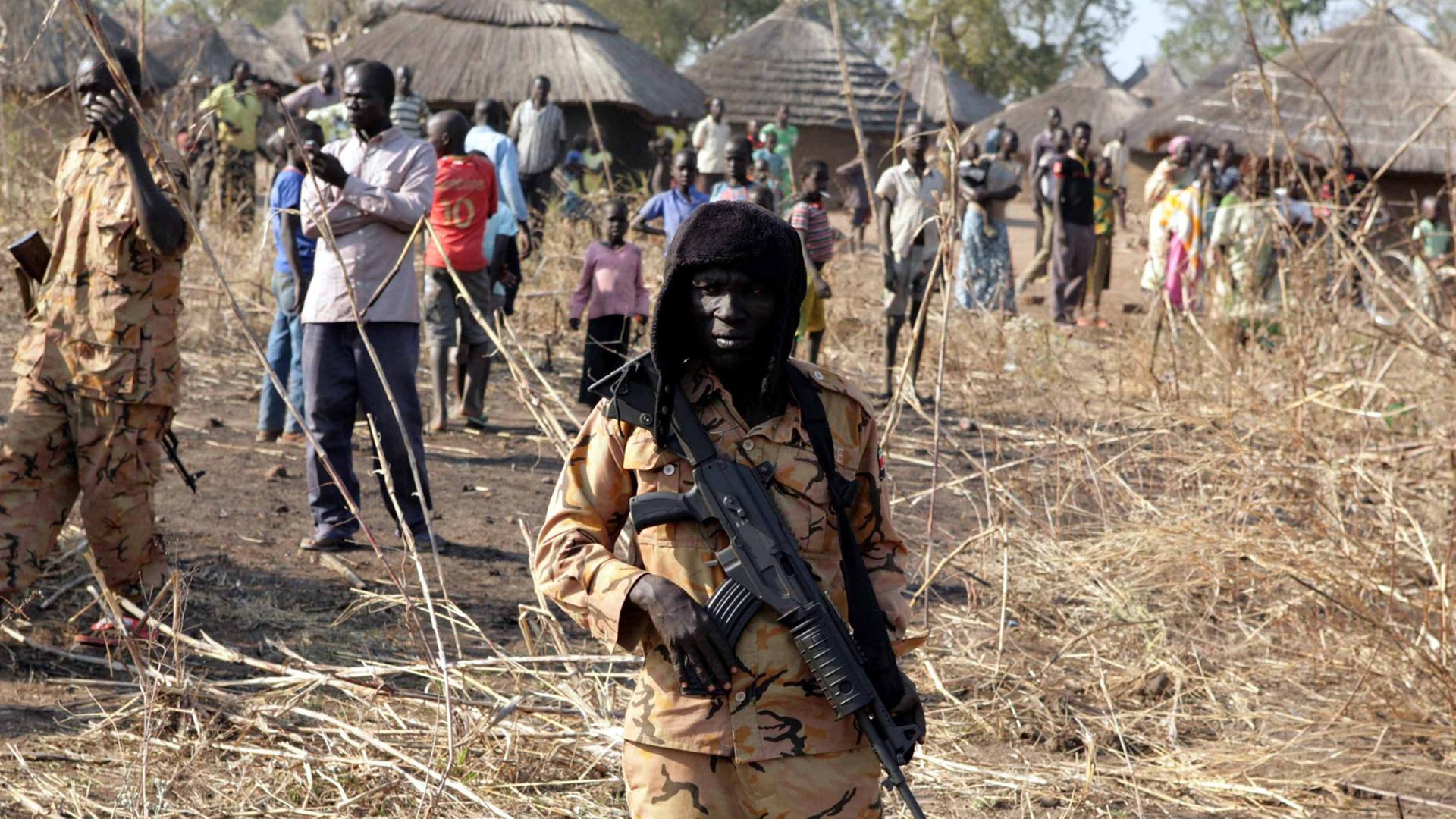 Ein Soldat der südsudanesischen Armee mit Maschinengewehr.