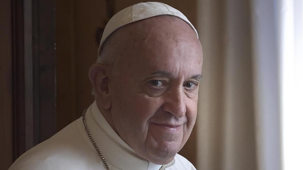 Porträt von Papst Franziskus im Vatikan, Februar 2020. Porträt von Papst Franziskus im Vatikan, Februar 2020.