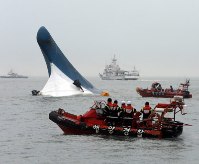 Rettungsboote umkreisen vor der südkoreanischen Küste ein gekentertes Schiff.