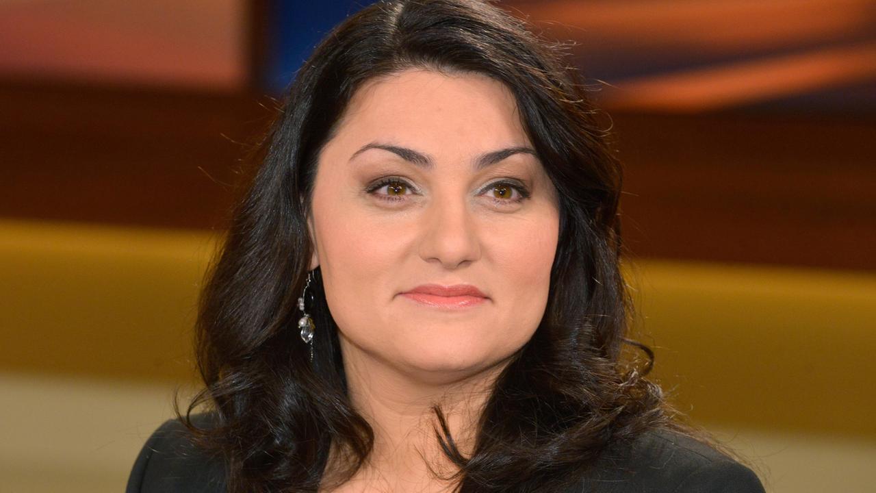 Porträt von Lamya Kaddor im Studio der ARD-Sendung "Anne Will"