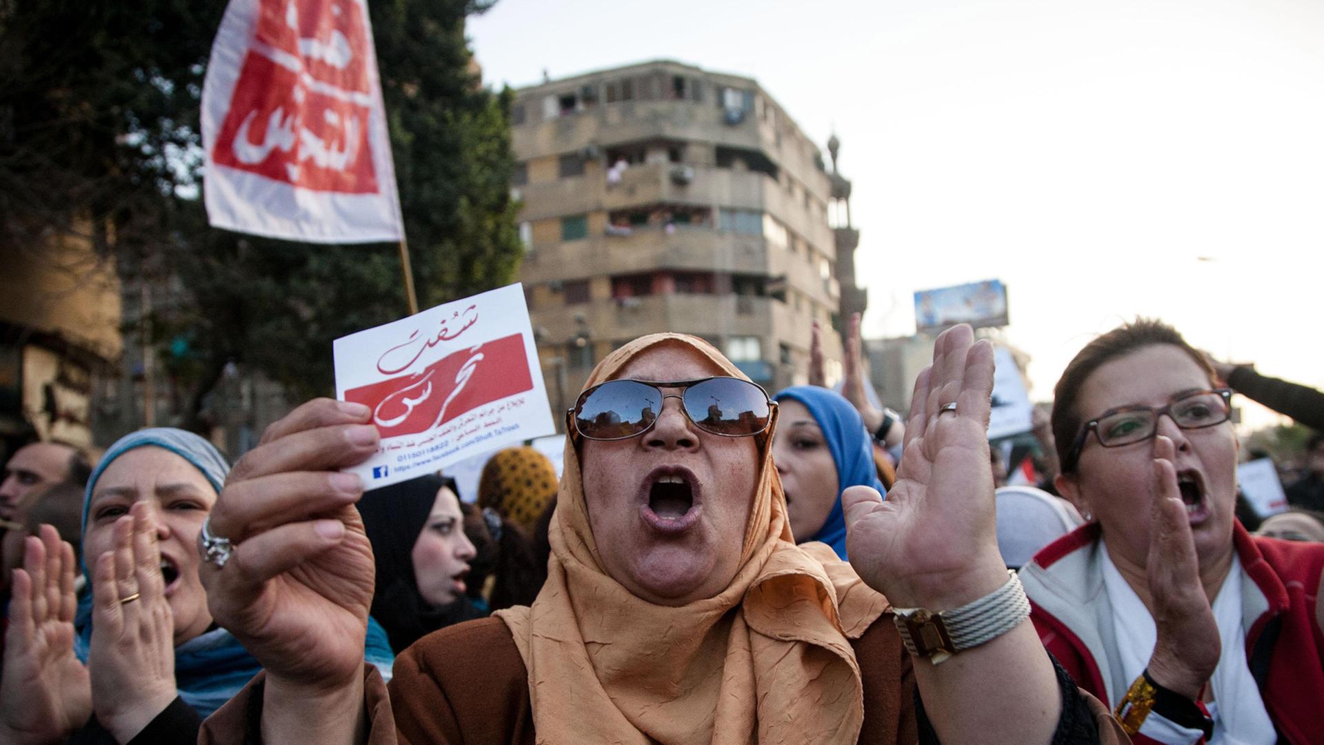 Frauen demonstrieren in Kairo auf dem Tahrir-Platz gegen sexuelle Belästigung. Frauen demonstrieren in Kairo auf dem Tahrir-Platz gegen sexuelle Belästigung.
