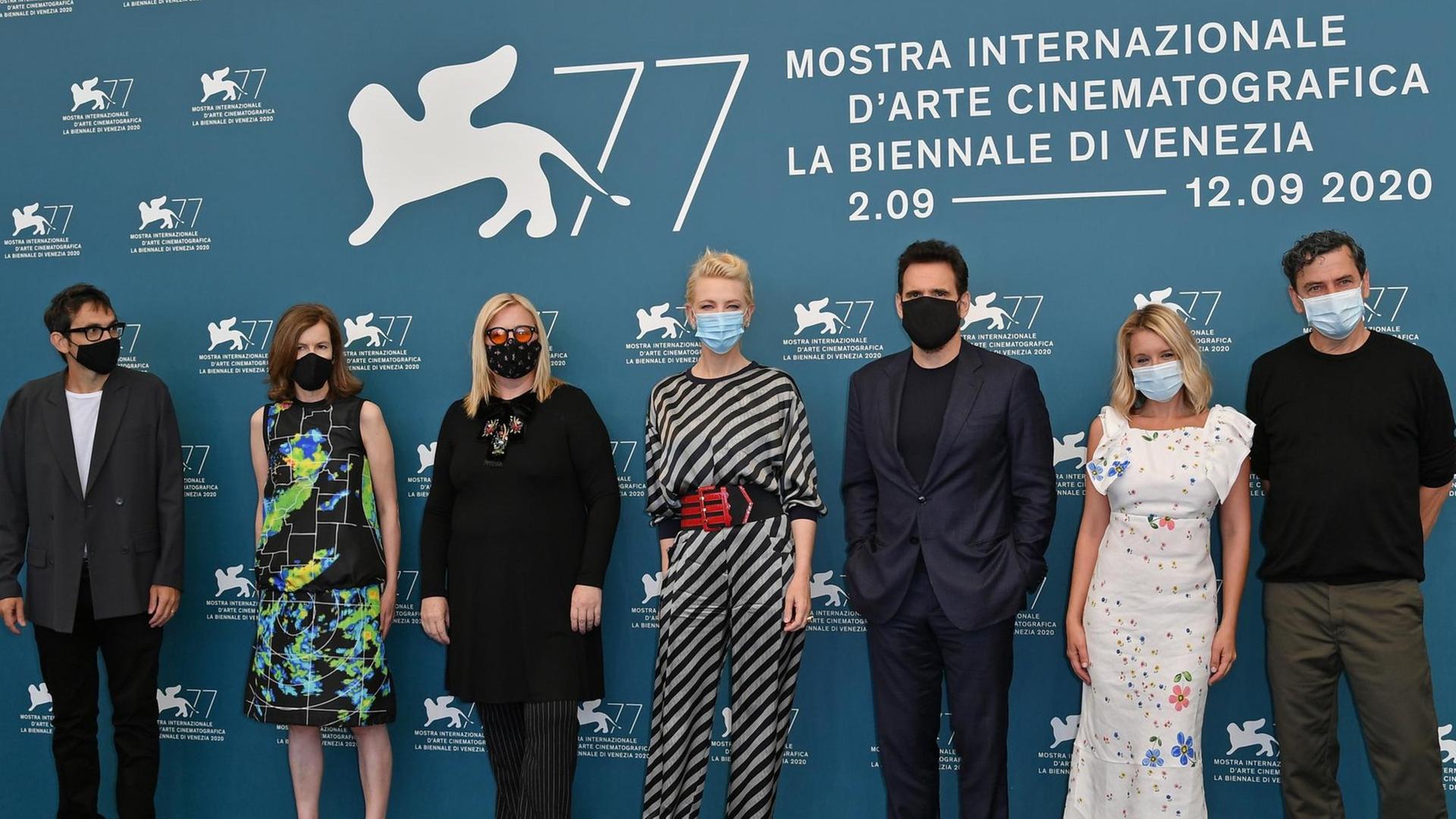 Cate Blanchett, Präsidentin der Jury und ihre MItstreiter Nicola Lagioia, Joanna Hogg, Veronika Franz, Matt Dillon, Ludivine Sagnier, Christian Petzold beim Filmfestival in Venedig.