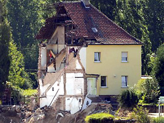 Ein zur Hälfte eingestürztes Haus ist in Nachterstedt, Sachsen-Anhalt, zu sehen. Ein zur Hälfte eingestürztes Haus ist in Nachterstedt, Sachsen-Anhalt, zu sehen.