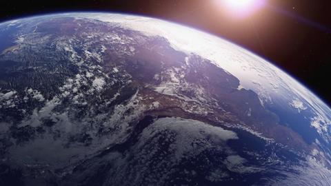 Das Foto zeigt die aufgehende Sonne über Südamerika vom Weltraum aus.