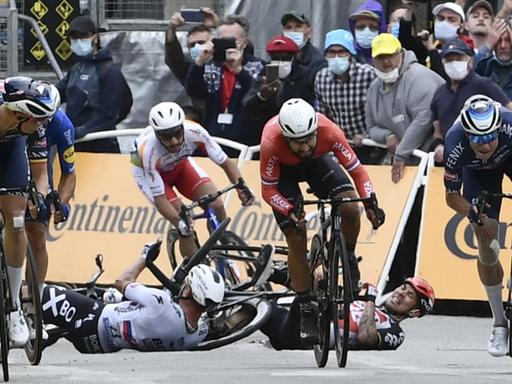Frankreich, Lorient: Radsport: UCI WorldTour - Tour de France, Lorient - Pontivy (182,90 km), 3. Etappe: Peter Sagan (l-r) aus der Slowakei vom Team Bora-hansgrohe und Caleb Ewan aus Australien vom Team Lotto Soudal stürzen beim Sprint vor dem Ziel der dritten Etappe.