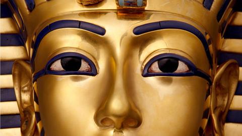 Detail der Goldmaske des Pharaos Tutanchamun.