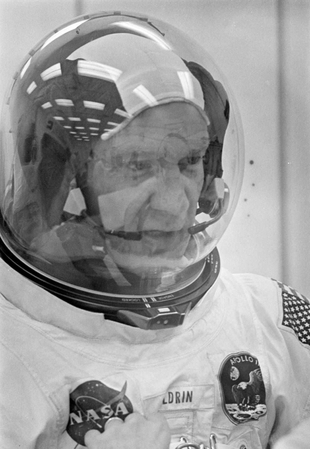 Edwin Aldrin beim Com-Check vor dem Einsteigen