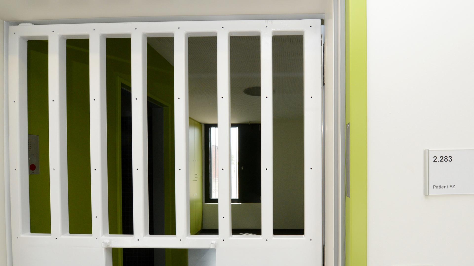 Blick in ein Patientenzimmer im Neubau für verurteilte Straftäter des Psychiatrischen Zentrums Nordbaden in Wiesloch (Baden-Württemberg)
