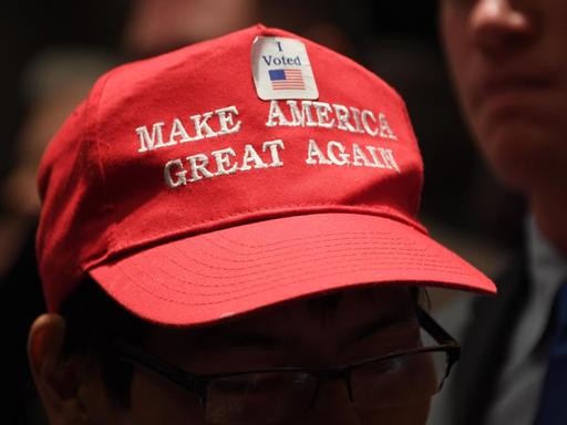Eine rote Kappe mit der Aufschrift "Make America great again"