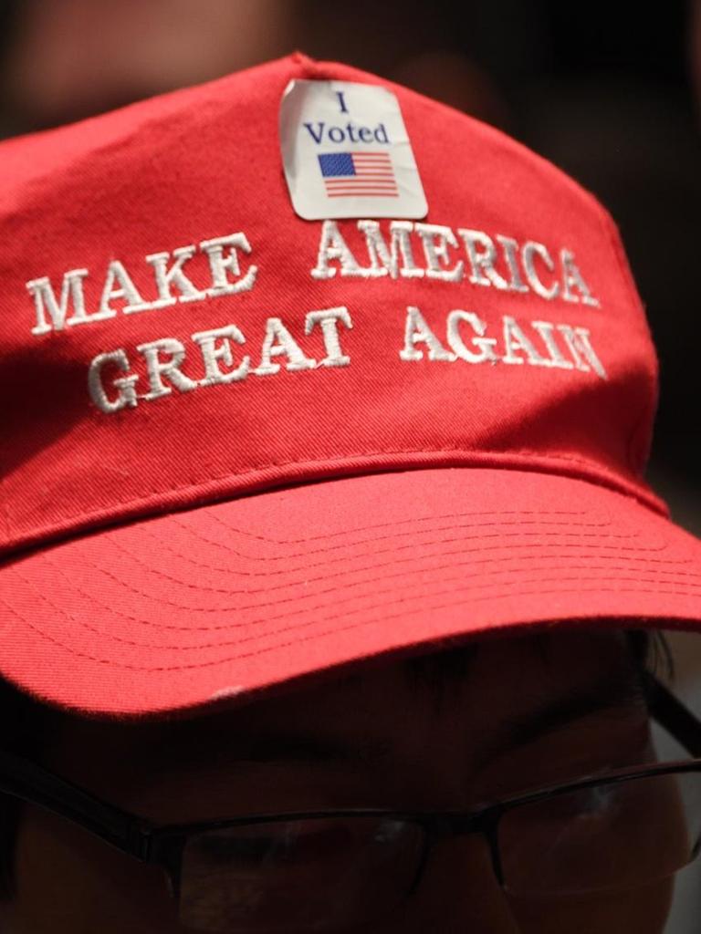 Eine rote Kappe mit der Aufschrift "Make America great again"