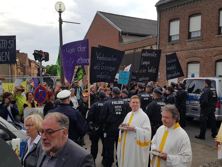 Menschen versammeln sich zur letzten Messe in der Kirche in Manheim - Demonstranten protestieren gegen den baldigen Abriss