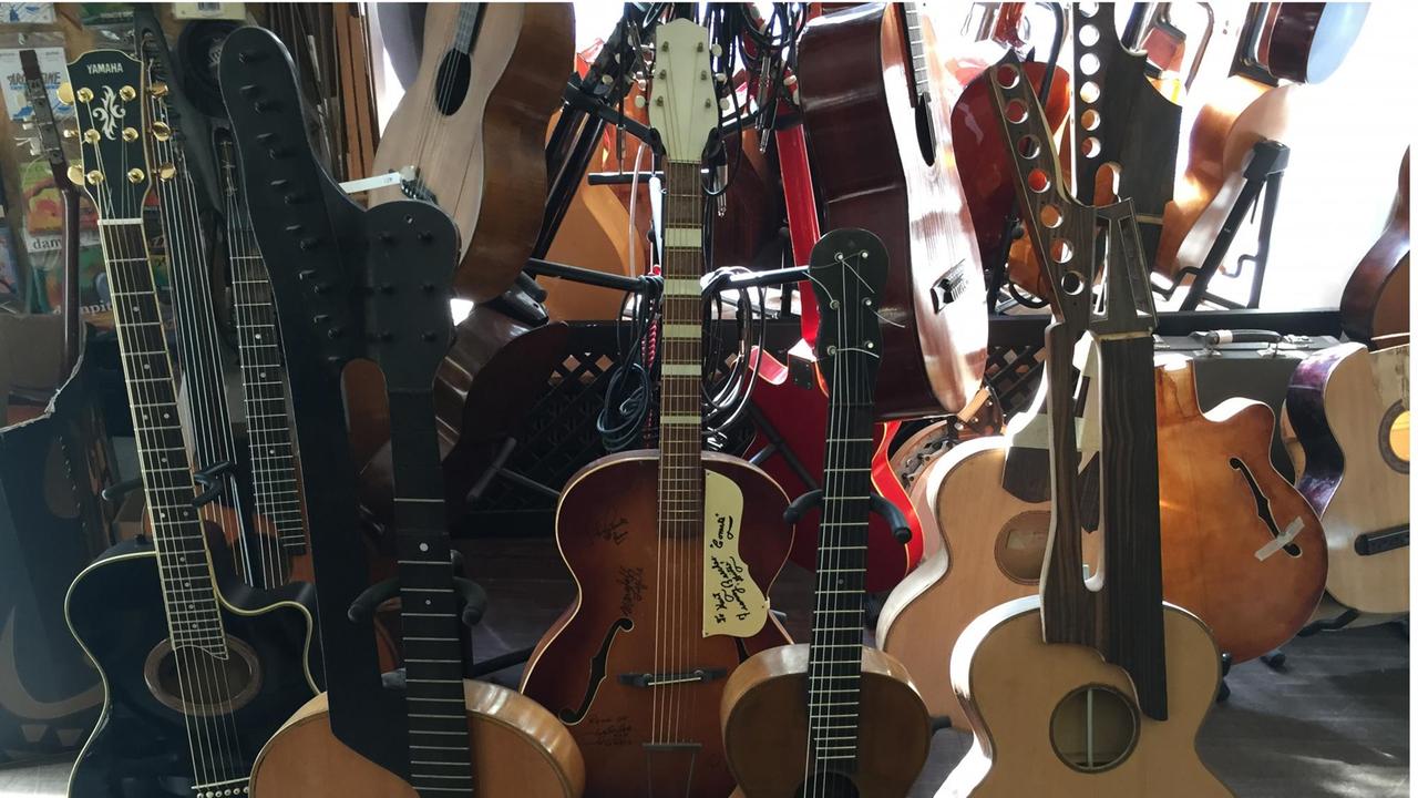 Der Laden von Michael Eipeldauer steht voller Gitarren.  