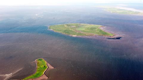 Die Luftaufnahme vom 27.05.2014 zeigt die Halligen Gröde-Apelland (oben) und Habel (unten) im Wattenmeer vor der Nordseeküste von Schleswig-Holstein.
